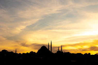 Gün batımında Süleyman Camii 'nin silueti. Ramazan veya İslami konsept fotoğrafı.
