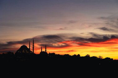 Gün batımında bulutlarla birlikte Süleyman Camii 'nin silueti. Ramazan veya İslami konsept fotoğrafı.