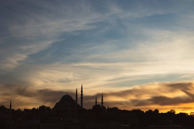 Gün batımında, Süleyman Camii 'nin silueti dramatik bir gökyüzüyle. İstanbul 'un arka plan fotoğrafını ziyaret et.