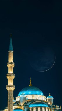 Eminonu Yeni Camii 'nde gece Hilal Ay var. İslami veya ramazan veya laylat al-Qadr veya kadir geci konsept resmi.