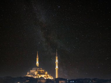 Yıldızlı geceli Fatih Camii. İslami veya laik el Kadir 'in konsept imajı. Ramazan arkaplan fotoğrafı.