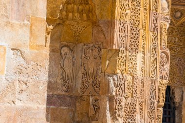 Sivas Türkiye 'deki Büyük Divrigi Camii veya Divrigi Ulu Camii' nin kapılarının ayrıntıları. Oyma taş süslemeler..