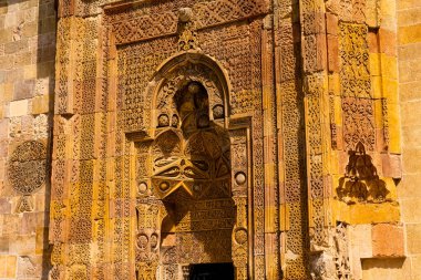 Sivas Türkiye 'deki Divrigi Büyük Camii' nin diğer adıyla Divrigi Ulucamii 'nin kapısında dua eden bir adamın gölgesi. Türkiye konsept fotoğrafını ziyaret et.