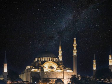 Yıldızlı geceli Süleyman Camii. İslami veya ramazan veya laylat al-Qadr veya kadir geci konsept resmi.