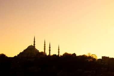 Süleyman Camii 'nin Silhouett' i. Bir caminin gün batımı manzarası. İstanbul 'un arka plan fotoğrafını ziyaret et. Ramazan veya İslami konsept resmi.