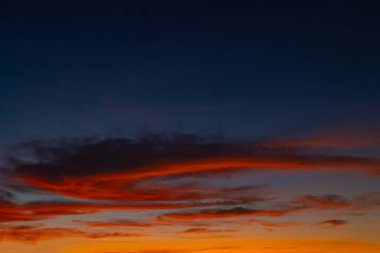 Gün batımında veya gün doğumunda dramatik bulutlar. Parçalı bulutlu gökyüzü arkaplan fotoğrafı.
