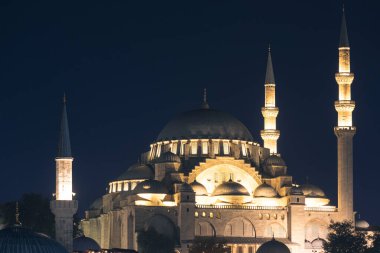 Metin için fotokopi alanı olan Ramazan veya İslami arkaplan fotoğrafı. Süleyman Camii ve Rustem Pasa Camii gece görüşü.