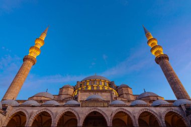 Gün batımında Süleyman Camii manzarası. Osmanlı mimari arka plan fotoğrafı. Zorunlu beş duaya dikkat edin. Özellikle fotoğraftaki orta dua metnine..