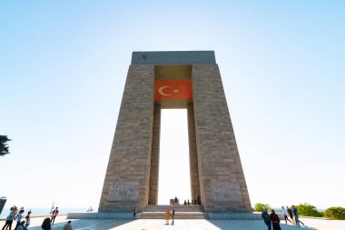 Canakkale Sehitleri Aniti ya da ziyaretçilerle Şehitler Anıtı. Çanakkale Türkiye - 4.14.2024