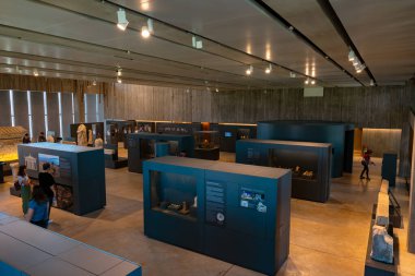 Ziyaretçileri olan Truva Müzesi. Hindi konsepti fotoğrafını ziyaret et. Çanakkale Türkiye - 4.13.2024