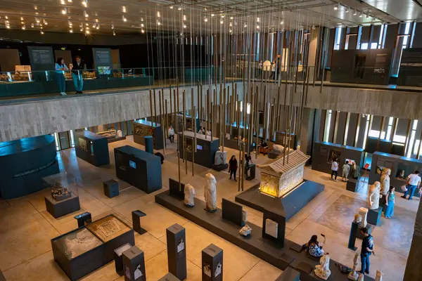 Ziyaretçilerle birlikte Truva Müzesi 'nin iç manzarası. Çanakkale Türkiye - 4.13.2024