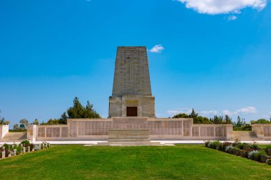 Lone Pine Mezarlığı ve gündüz vakti Meme manzarası. Çanakkale Türkiye - 4.14.2024