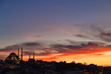 Günbatımında Süleyman Camii ve İstanbul şehir manzarasının silueti.