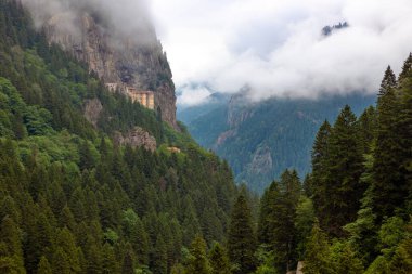 Sisli dağları olan Sumela Manastırı. Türkiye konsept fotoğrafını ziyaret et.