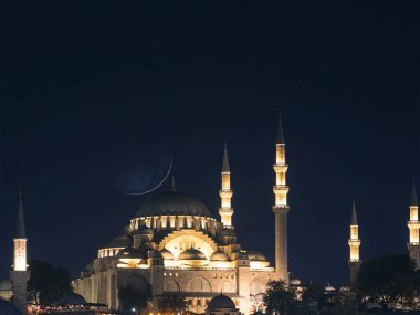 Süleyman Camii ve Hilal Ay geceleri. İslami arka plan. Laylat al-Qadr veya kadir gecesi kavramı.