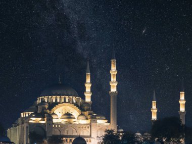 Samanyolu ile Süleyman Camii. İslam veya ramazan kavramı arkaplan resmi.