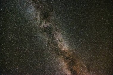Yıldızlı gece arkaplan fotoğrafı. Samanyolu ve meteorlar. Perseid meteor yağmuru.