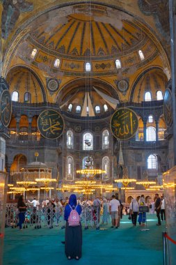 Ayasofya ziyaretçisi var. İstanbul 'un arka plan fotoğrafını ziyaret et. İstanbul Türkiye - 7.3.2024