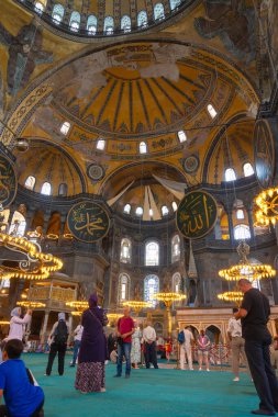 Ayasofya Camii olarak bilinen Ayasofya Ayasofya 'daki turistler. İstanbul Türkiye - 7.3.2024