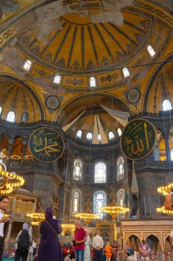 Turistler ve Ayasofya 'nın iç manzarası. İstanbul Türkiye - 7.3.2024