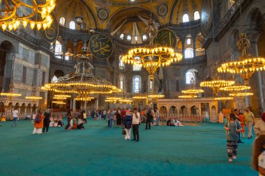 Ayasofya Camii olarak da bilinen Ayasofya 'nın ziyaretçilerle iç mekanı. İstanbul Türkiye - 7.3.2024