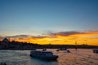 İstanbul manzarası gün batımında. İstanbul 'un Altın Boynuzu ve şehir manzarası. İstanbul Türkiye - 10.14.2024