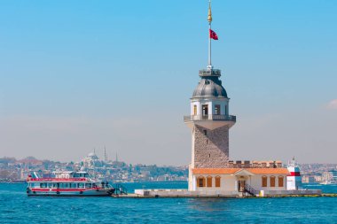 Kiz Kulesi nam-ı diğer Bakire Kulesi 'nde bir tur teknesi var. İstanbul Türkiye - 4.5.2024