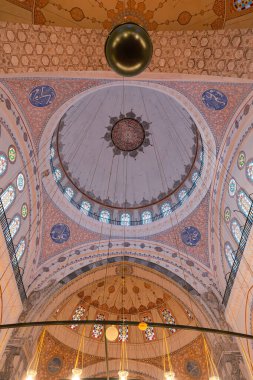 Bayezid veya Beyazit Camii 'nin iç manzarası. Ramazan veya İslami arkaplan fotoğrafı. İstanbul Türkiye - 1.22.2024