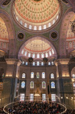 Eminonu Yeni Cami 'nin ya da Yeni Cami' nin iç manzarası. İstanbul Türkiye - 3.29.2024