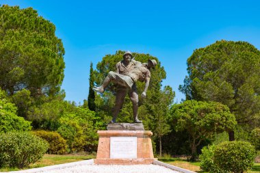 Gelibolu Yarımadası Tarihi Alanı 'ndaki Mehmetcik Anıtı veya Mehmetcige Saygi Aniti' ye saygı. Çanakkale Türkiye - 4.14.2024
