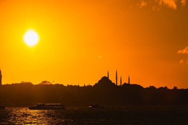 Günbatımında İstanbul şehri manzarası. Ramazan veya İslami konsept fotoğraf. İstanbul 'un arka plan fotoğrafını ziyaret et.
