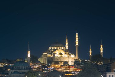 Geceleyin Süleyman ve Rustem Paşa Camii. Ramazan fotoğrafı. Laylat al-Qadr ya da kadir gecesi ya da bayram mübarek kavramı.