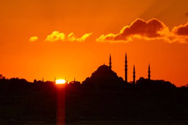 Gün batımında Süleyman Camii 'nin silueti. İstanbul 'un arka plan fotoğrafını ziyaret et. Ramazan, İslami veya laylat al-Qadr veya kadir gecesi konsept fotoğrafı.