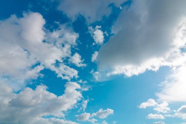 Bulutlu arka plan fotoğrafı. Güneş ışığıyla parçalı bulutlu gökyüzü. Cennet kavramı.