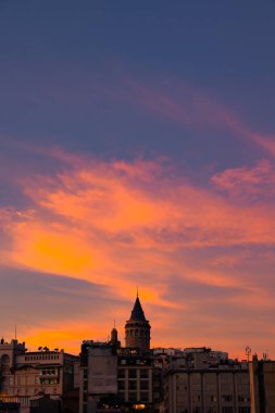 Gün batımında dramatik turuncu bulutlu Galata Kulesi veya Galata Kulesi. İstanbul 'un arka plan fotoğrafını ziyaret et.