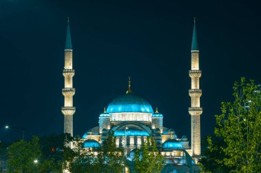 Eminonu Yeni Cami ya da Gece Yeni Cami Manzarası. Ramazan veya İslami konsept fotoğrafı.