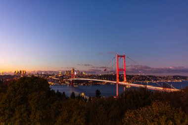İstanbul manzaralı. İstanbul şehriyle İstanbul Köprüsü, nam-ı diğer 15 Temmuz Şehitleri Köprüsü.