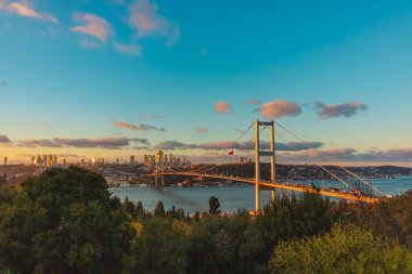 Günbatımında İstanbul şehri manzarası. İstanbul görüşü Nakkastepe 'den Boğaz Köprüsü ile