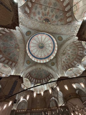 Sultanahmet namı diğer Mavi Cami. İstanbul konsept fotoğrafını ziyaret edin. İstanbul Türkiye - 11.22.2024