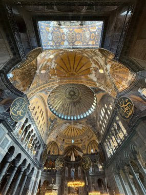 Ayasofya 'nın panoramik iç görünüşü. İstanbul konsept fotoğrafını ziyaret edin. İstanbul Türkiye - 12.20.2024