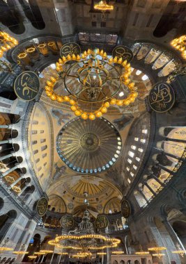 Ayasofya Camii 'nin ya da Ayasofya' nın panoramik iç manzarası. İstanbul Türkiye - 12.20.2024
