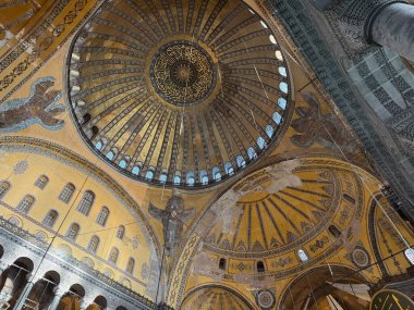 Ayasofya Camii 'nin iç manzarası nam-ı diğer Ayasofya Sophia. İstanbul Türkiye - 12.20.2024