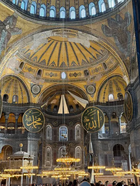 Ramazan veya İslami konsept fotoğraf. Ayasofya Camii olarak da bilinir. İstanbul Türkiye - 12.20.2024