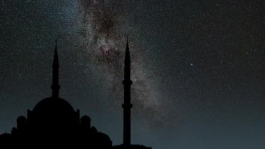 Ramazan, İslami veya Laylat al-Qadr konsept videosu. Samanyolu zaman ayarlı cami.
