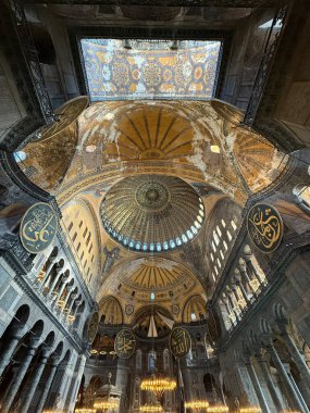 Ayasofya olarak da bilinen Ayasofya 'nın geniş açılı panoramik görüntüsü. İstanbul Türkiye - 12.20.2024