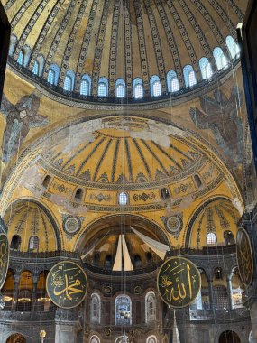 Ayasofya Camii 'nin ya da Ayasofya' nın iç manzarası. İstanbul Türkiye - 12.20.2024