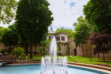 Arka planda Gulhane Parkı Çeşmesi ve Alay Kosku olarak da bilinir. İstanbul Türkiye - 7.3.2024