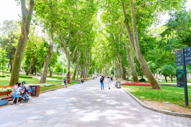 Yazın Gulhane Park 'ta insanlarla. İstanbul Türkiye - 7.3.2024
