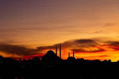 Süleyman Camii 'nin silueti. Ramazan veya Laylat al-Qadr konsept fotoğrafı. İstanbul 'un arka plan fotoğrafını ziyaret et.