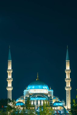 Ramazan ya da İslami kavram dikey fotoğraf ve metin için fotokopi alanı. Eminonu Yeni Cami ya da Gece Yeni Cami.